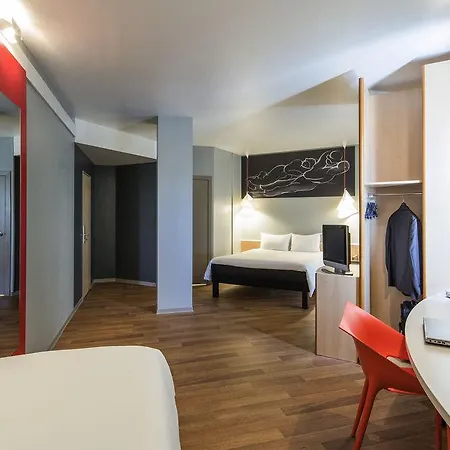 Ibis Hotel *